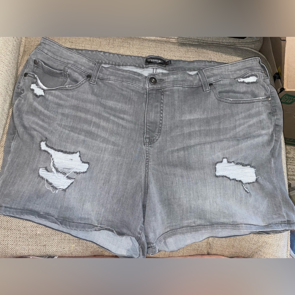 Torrid Mid Rise Shortie Short Super Soft Grey Wash Distressed Denim Size 24